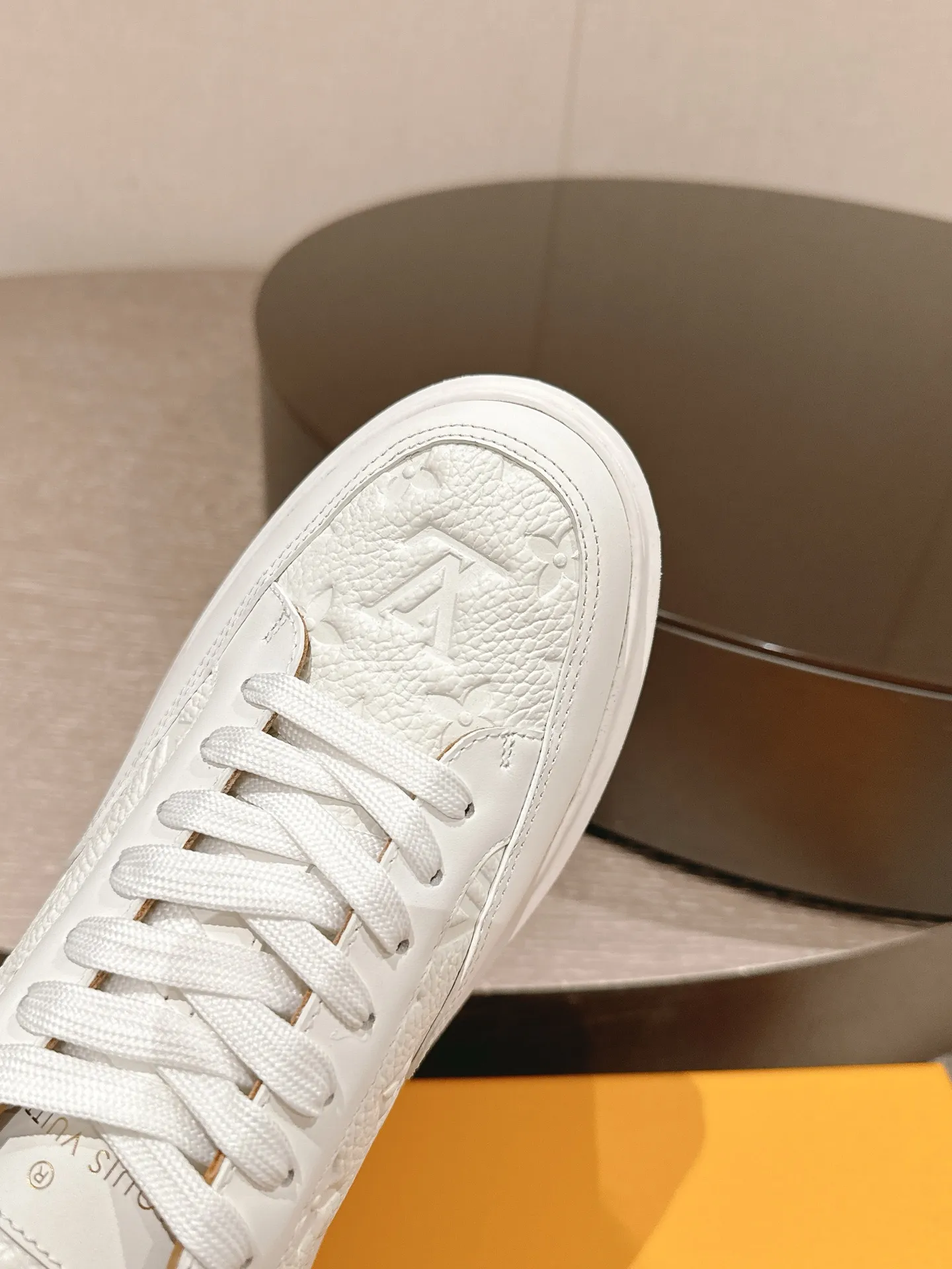👟👟Ex-factory price 680👟👟 LV25 new style white shoes, best-selling model in the counter window, very three-dimensional and beautiful! Personalized printing, three-dimensional printed cowhide fabric...cowhide feet...original 4cm thick sole...Logo hot stamping, matching packaging, code number: 37-44 (45 customized, non-refundable)